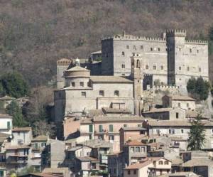 Arsoli (Roma), veduta con il castello che domina il borgo
