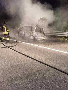 Auto in fiamme