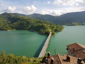 panorama lago turano