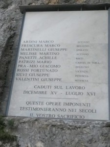 lago turano 4 lapide caduti diga
