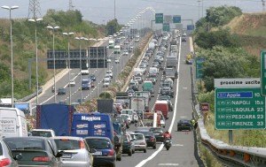 Un'immagine di archivio del 30 luglio 2005 mostra il traffico intenso sul Grande Raccordo Anulare (GRA) a Roma. "Non saranno messi pedaggi sul Grande Raccordo Anulare o su altri accessi alla capitale". Lo ha detto il sindaco di Roma Gianni Alemanno di ritorno da un incontro al Ministero dell'Economia. "E' oggetto di trattativa la possibilita di recuperare altre risorse dallo stato" ha aggiunto il sindaco precisando che "una parte degli interventi per recuperare risorse riguarda la nostra facolta". "Tagli e tasse comunque -ha concluso Alemanno - non devono gravare sui cittadini e in questo senso la tassa turismo non pesa sulla popolazione". CLAUDIO PERI / DBA