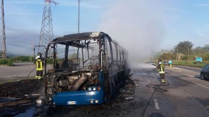 bus in fiamme