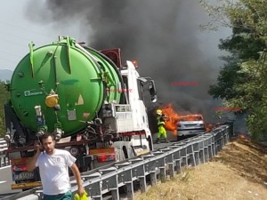 auto in fiamme a24