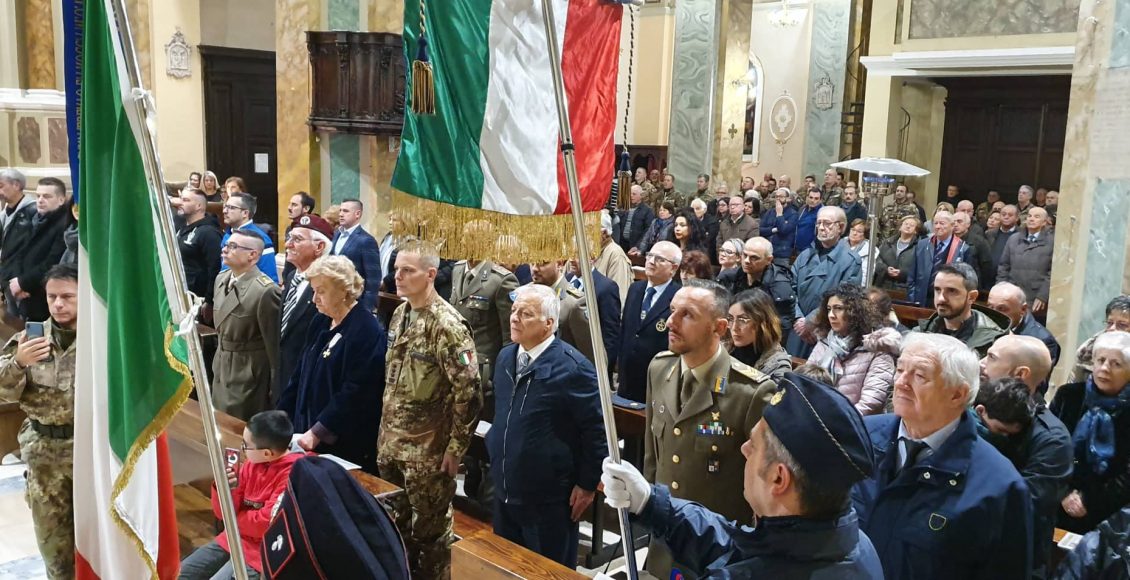 santa messa 25 catenaro fedeli in chiesa