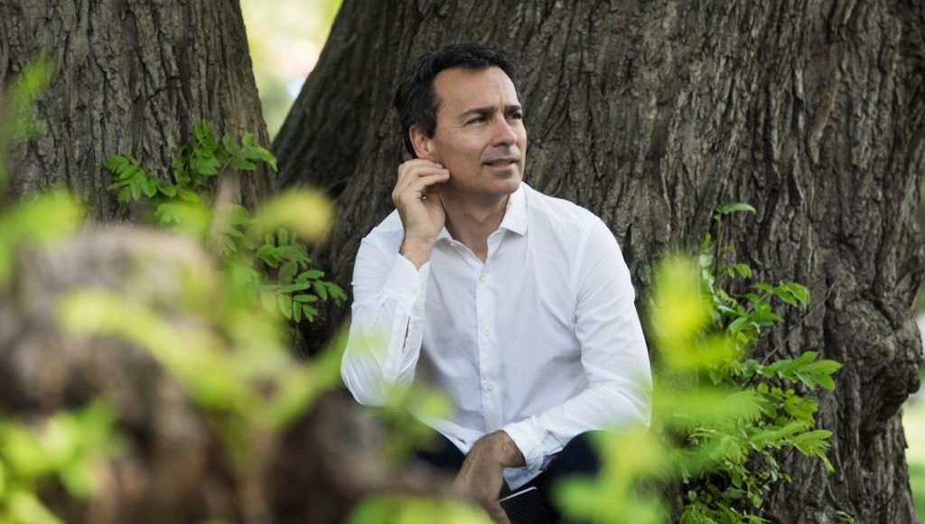 Fabrizio Caramagna seduto