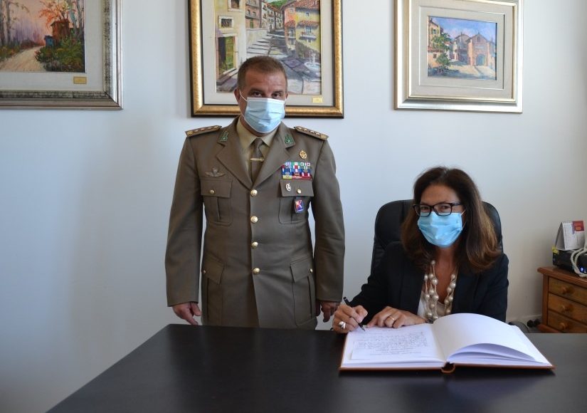 FOTO 3 FIRMA ALBO D’ONORE