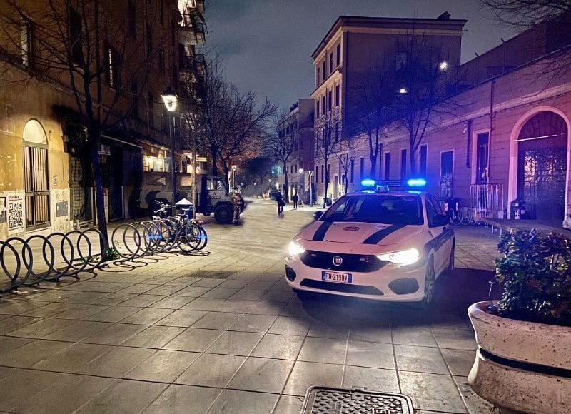 polizia roma pigneto notte