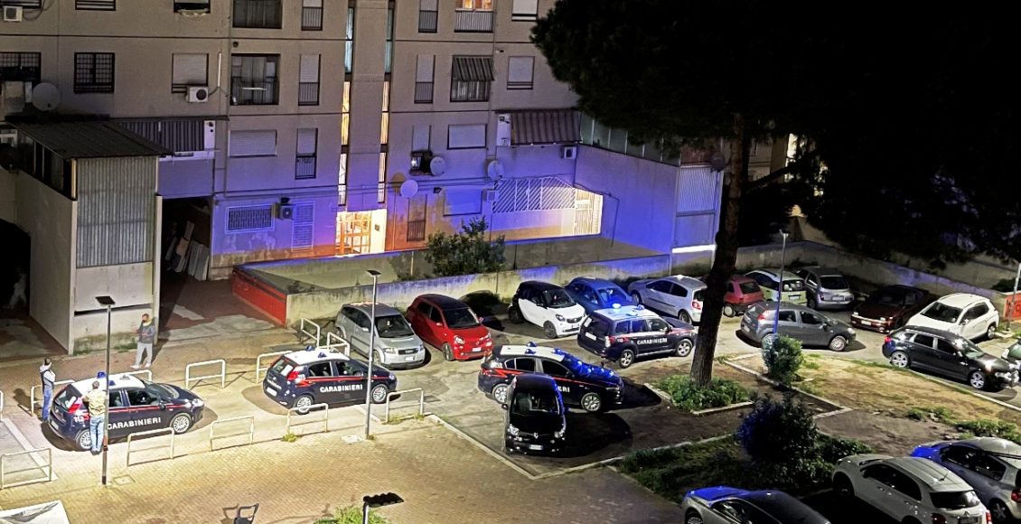 cortile carabinieri blitz roma antidroga quartiere palazzi