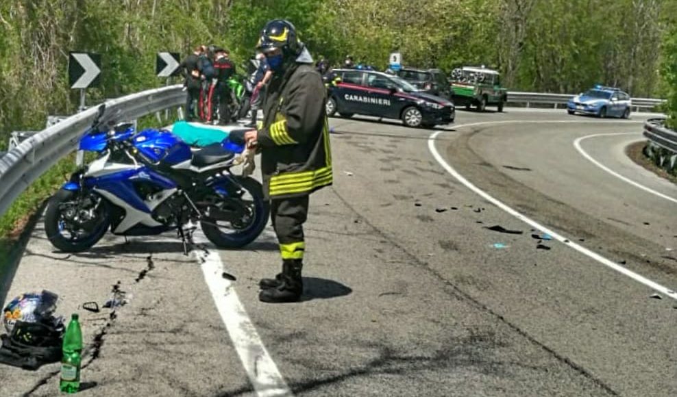 incidente moto curvone pietrasecca maggio 2021 polizia e carabinieri