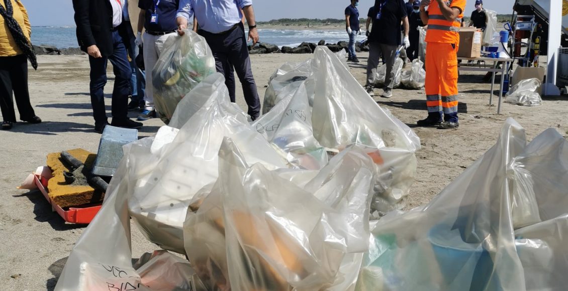 fiumicino rifiuti spiaggia