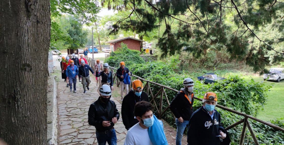 escursionisti ingresso con guida matteo de santis grotte di pietrasecca