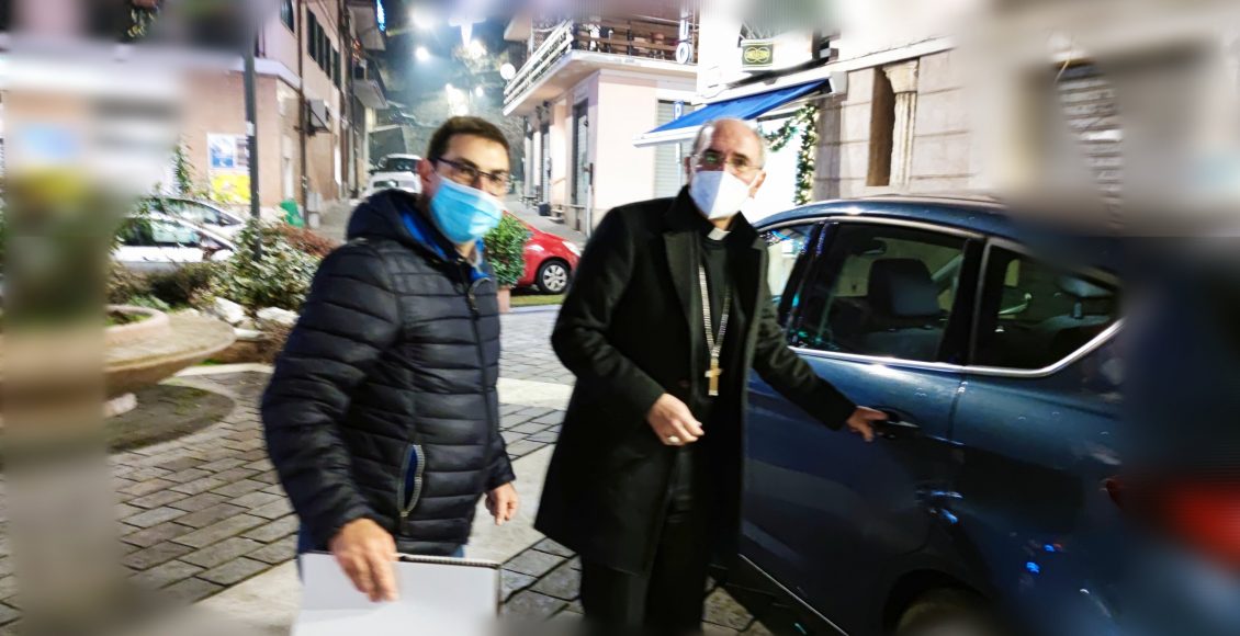 arrivo vescovo auto don roberto cristofaro giovanni massaro piazza corradino