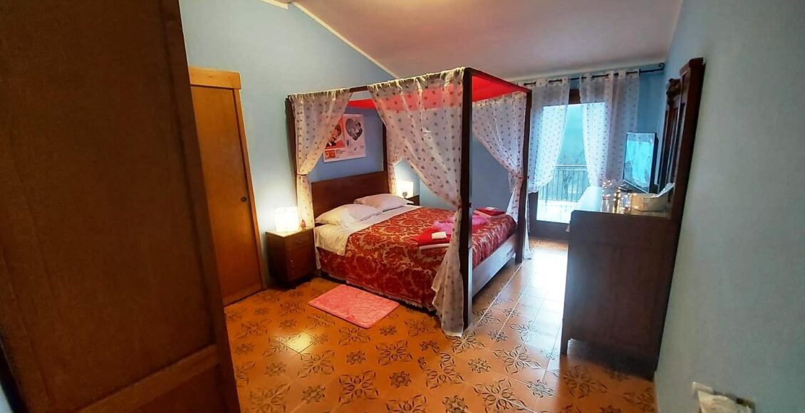 interno camera b&b con baldacchino lago del turano nonna assunta