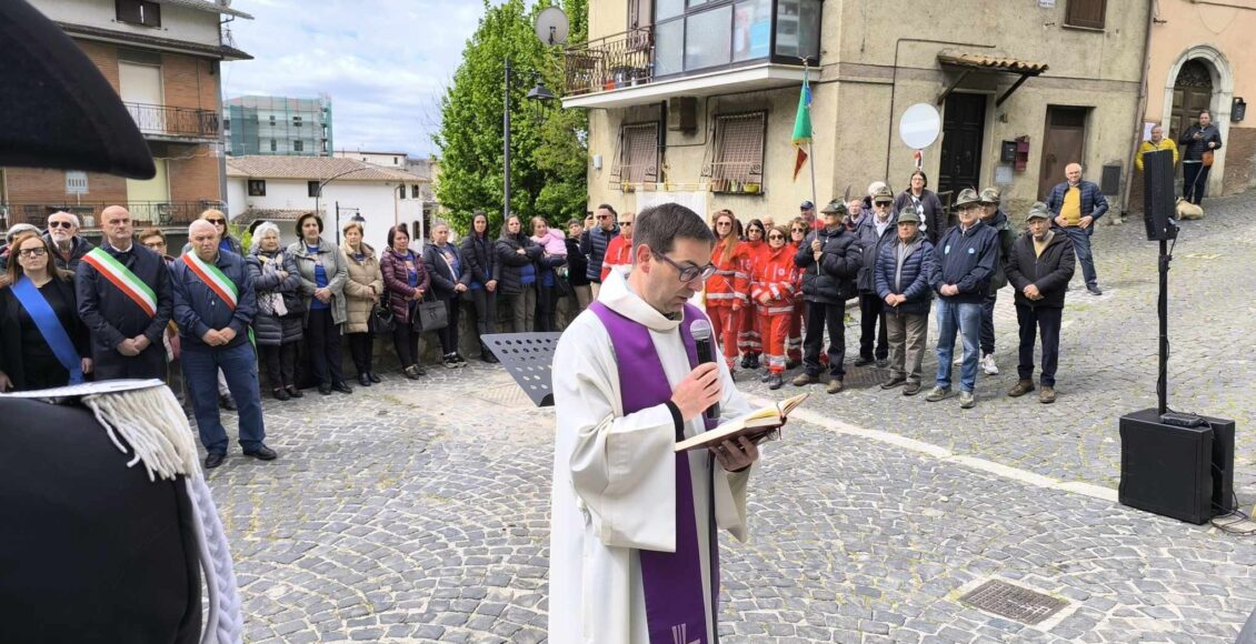 benedizione don roberto cristofaro 80 anniversario bombardamento carsoli