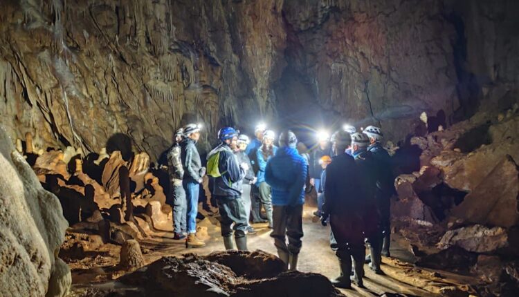 Speleologi grotta del cervo