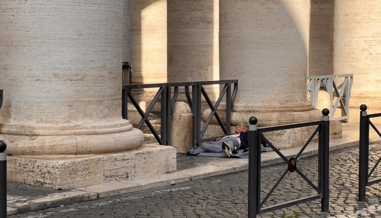 Senzatetto presso il colonnato della Basilica di San Pietro