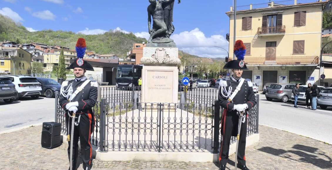 Monumento Caduti Carsoli con carabinieri in alta uniforme